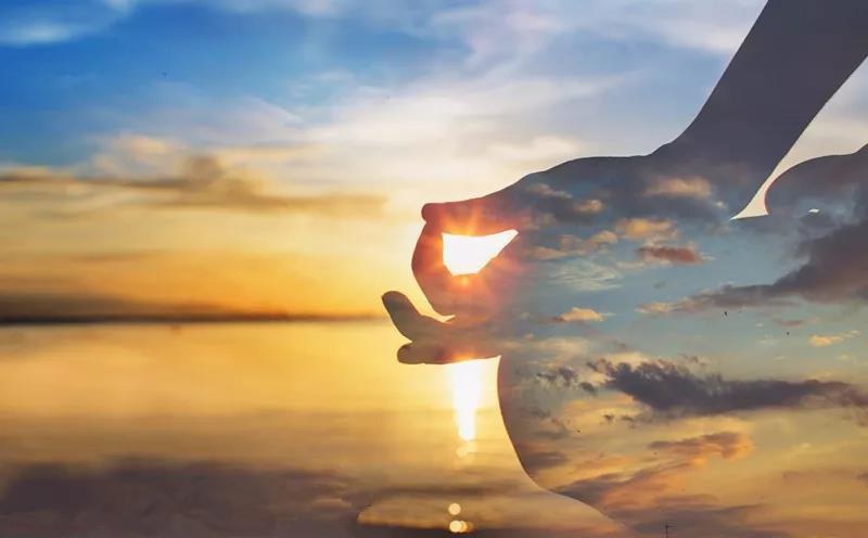 你站在舊現實的邊緣，準備跳躍，並轉換到一個新的光域。